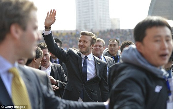 Beckham "trượt vỏ chuối" vì định... biểu diễn ở Trung Quốc 8