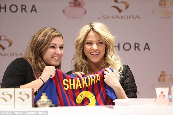 Shakira khoe áo Barca ở Paris 1