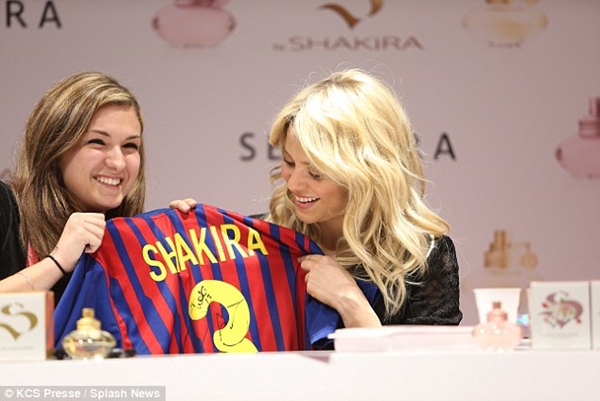 Shakira khoe áo Barca ở Paris 2