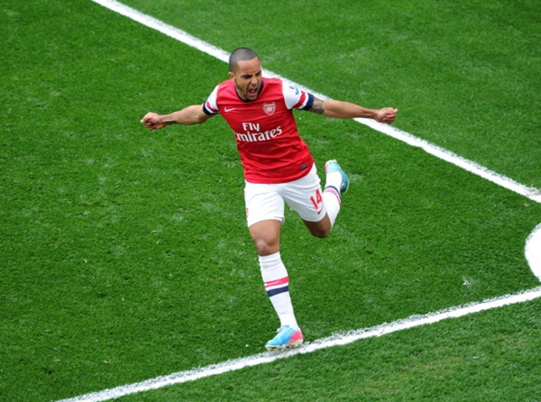 Nhìn lại ngày về Emirates đầy cảm xúc của Robin Van Persie 14