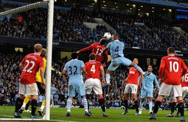 Điểm lại 5 trận derby nảy lửa giữa Man Utd và Man City 2