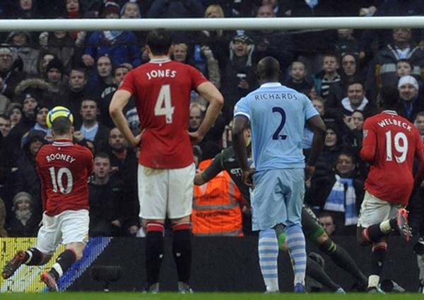 Điểm lại 5 trận derby nảy lửa giữa Man Utd và Man City 3