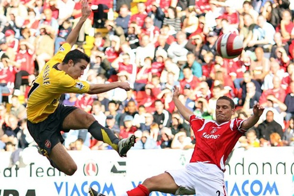 Chiêm ngưỡng những siêu phẩm "bóng sống" của Robin Van Persie 1
