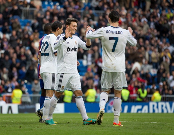 Real Madrid 5-1 Levante: Điểm sáng Higuain 3