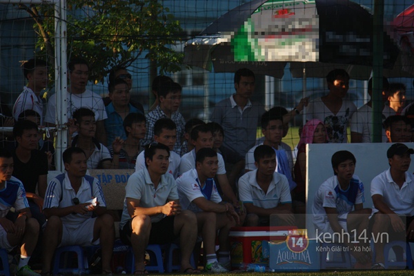 Khán giả đội nắng tới sân xem sao bóng đá "tắt điện" trước dân "phủi" 7