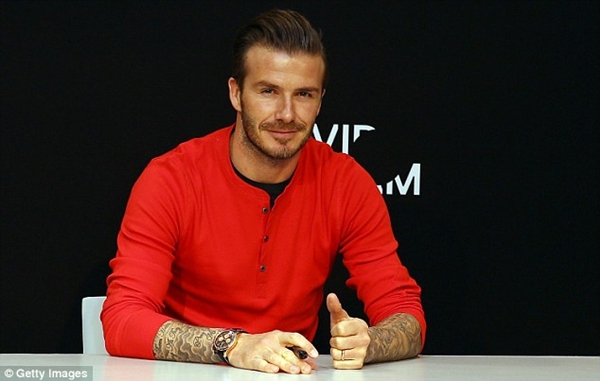 Beckham diện đồ đỏ ch&oacute;t ở buổi lễ k&yacute; tặng fan 1