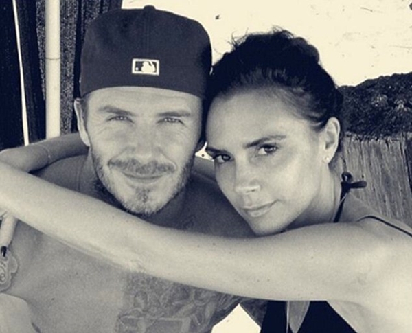 Victoria Beckham khoe ảnh mỉm cười "mừng" chồng chia tay b&oacute;ng đ&aacute; 1