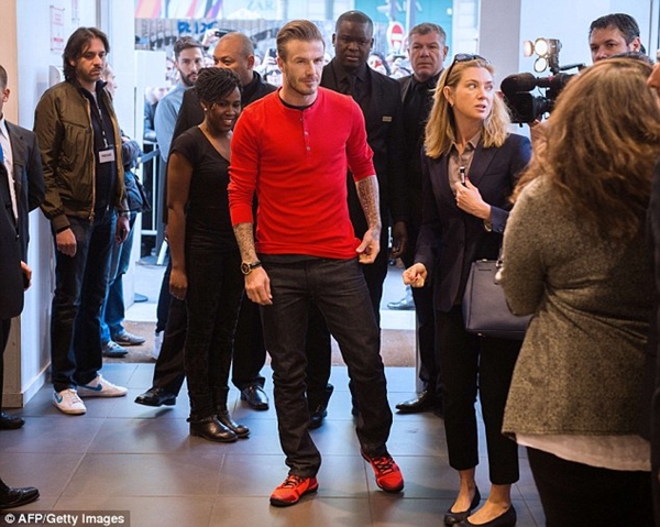 Beckham diện đồ đỏ ch&oacute;t ở buổi lễ k&yacute; tặng fan 2