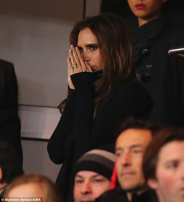 Victoria Beckham khoe ảnh mỉm cười "mừng" chồng chia tay b&oacute;ng đ&aacute; 2