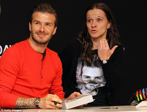 Beckham diện đồ đỏ ch&oacute;t ở buổi lễ k&yacute; tặng fan 3