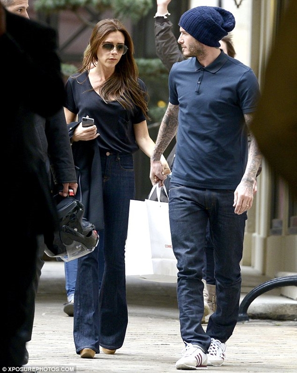 Victoria Beckham khoe ảnh mỉm cười "mừng" chồng chia tay b&oacute;ng đ&aacute; 3
