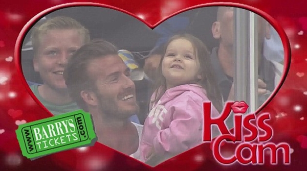 Beckham âu yếm hôn bé Harper Seven 6