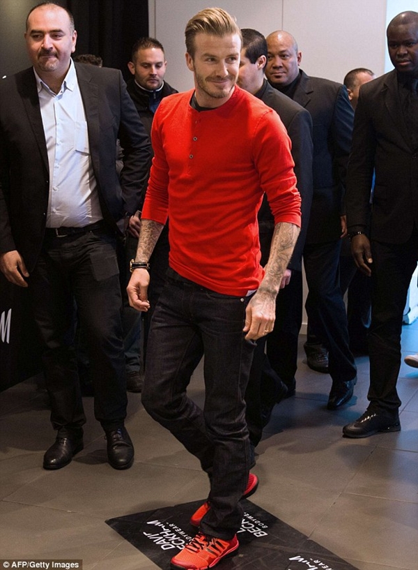 Beckham diện đồ đỏ ch&oacute;t ở buổi lễ k&yacute; tặng fan 4