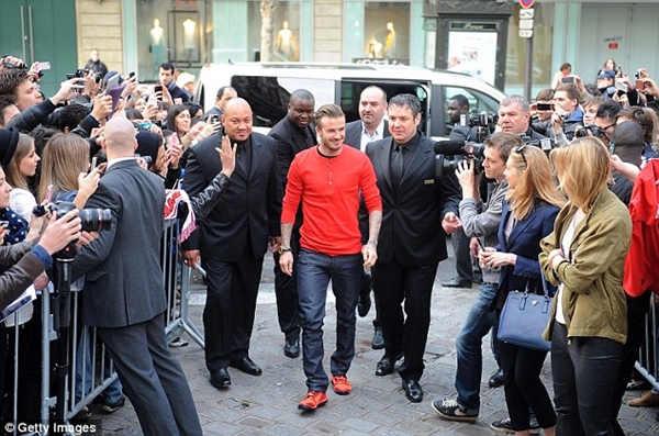 Beckham diện đồ đỏ ch&oacute;t ở buổi lễ k&yacute; tặng fan 5