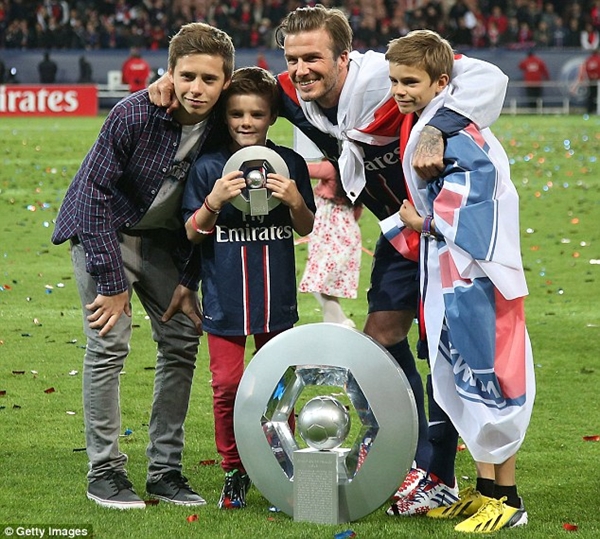 Beckham diện đồ đỏ ch&oacute;t ở buổi lễ k&yacute; tặng fan 8