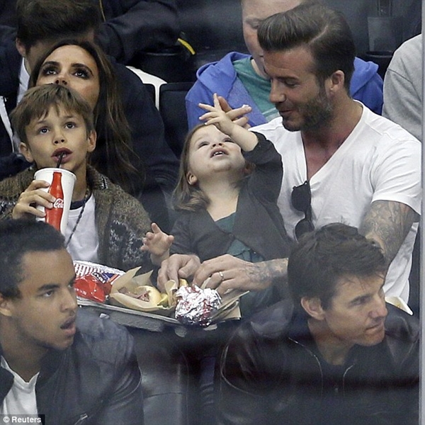 Beckham âu yếm hôn bé Harper Seven 10