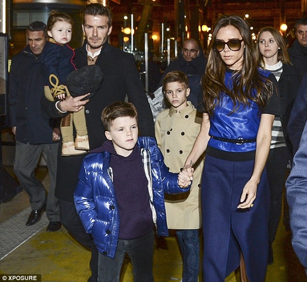 Beckham diện đồ đỏ ch&oacute;t ở buổi lễ k&yacute; tặng fan 9