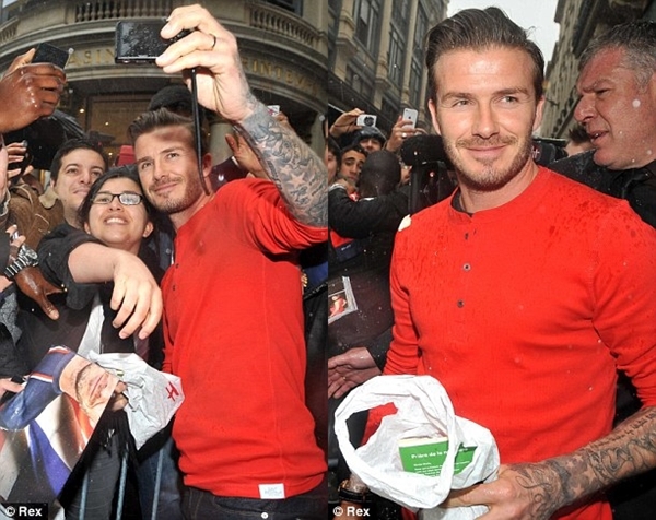 Beckham diện đồ đỏ ch&oacute;t ở buổi lễ k&yacute; tặng fan 7
