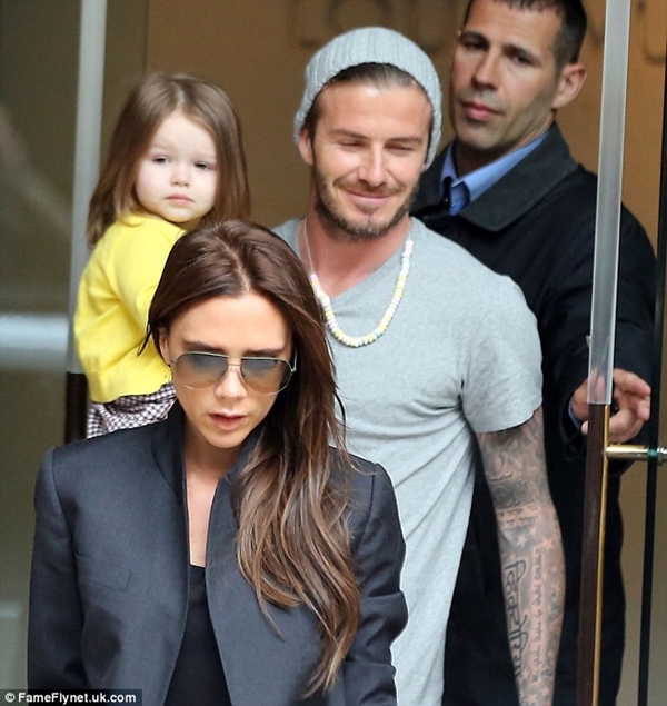 Becks tươi rói bên vợ con trong ngày sinh nhật 5