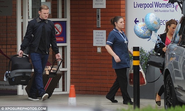 Rooney tươi cười đưa vợ rời bệnh viện 6
