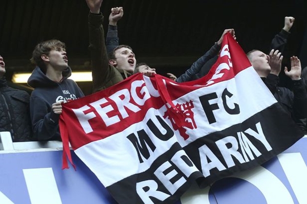 Vé xem trận cuối mùa của Manchester United tăng vùn vụt vì Sir Alex Ferguson 3