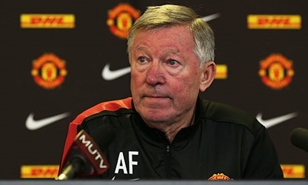 Fan giả dạng Sir Alex Ferguson trao "máy sấy tóc" cho David Moyes 1