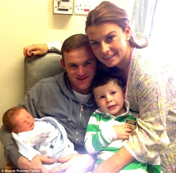 Kai Rooney âu yếm em trai mới sinh 5