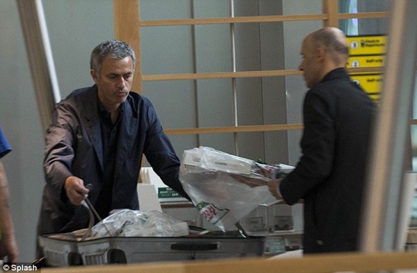 "Người đặc biệt" Jose Mourinho say sưa "ăn vụng" ở sân bay 1