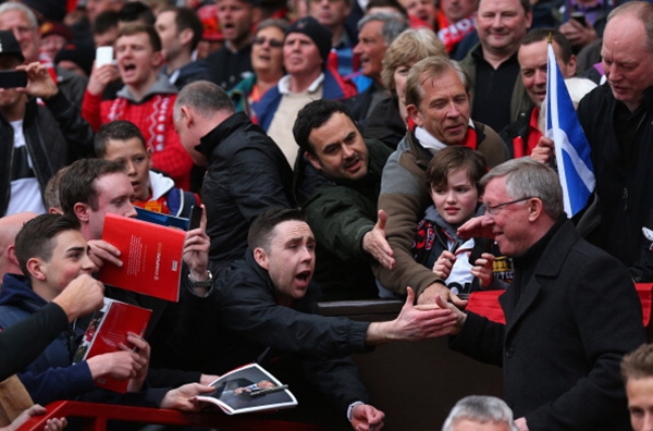 Cận cảnh lễ đăng quang đầy cảm xúc của Manchester United 17