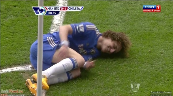 David Luiz cười "nham hiểm" sau khi bị Rafael phạm lỗi 5