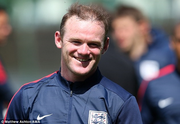 Rooney lộ mái tóc "thảm họa" khi tập trung cùng Tam Sư 2