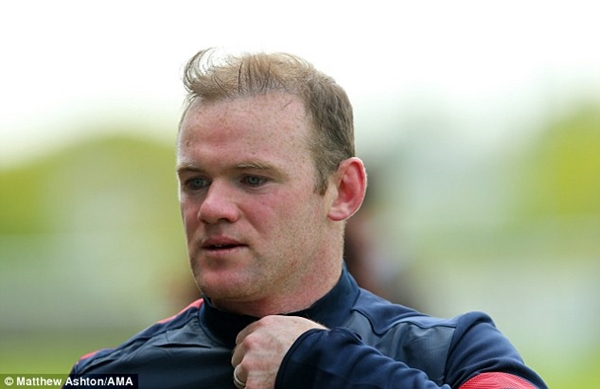 Rooney lộ mái tóc "thảm họa" khi tập trung cùng Tam Sư 3