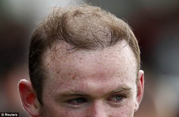 Rooney lộ mái tóc "thảm họa" khi tập trung cùng Tam Sư 4