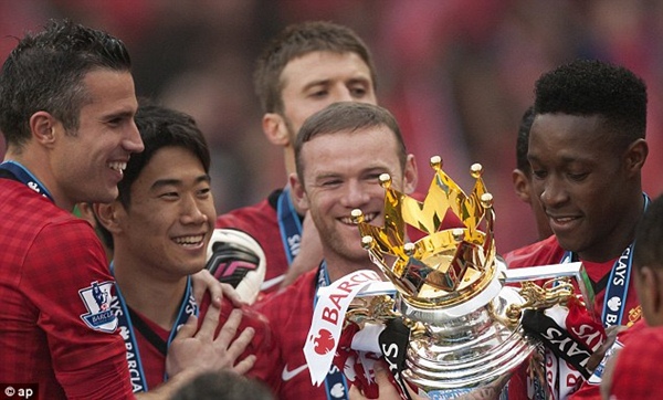 Rooney tiếp tục bị fan la ó trong lễ diễu hành 10
