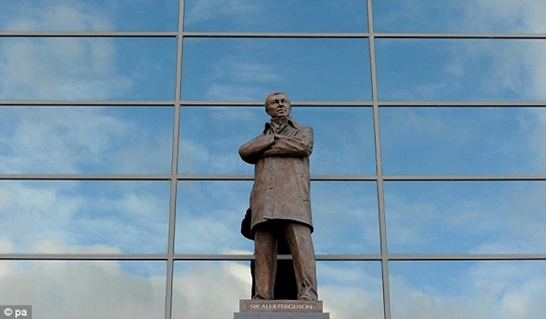 Sir Alex Ferguson tạm biệt c&aacute;c học tr&ograve;, David Moyes tr&ecirc;n đường tới MU 7