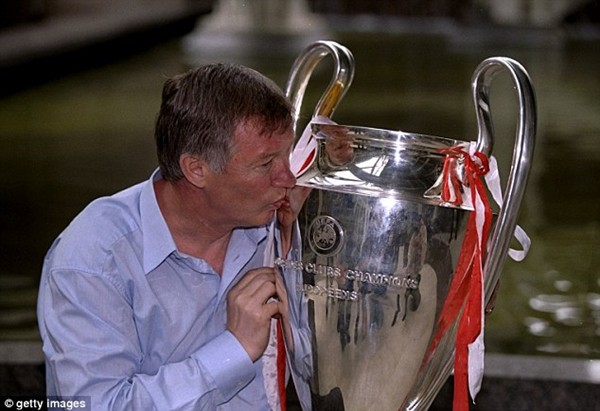 Sir Alex Ferguson tạm biệt c&aacute;c học tr&ograve;, David Moyes tr&ecirc;n đường tới MU 8