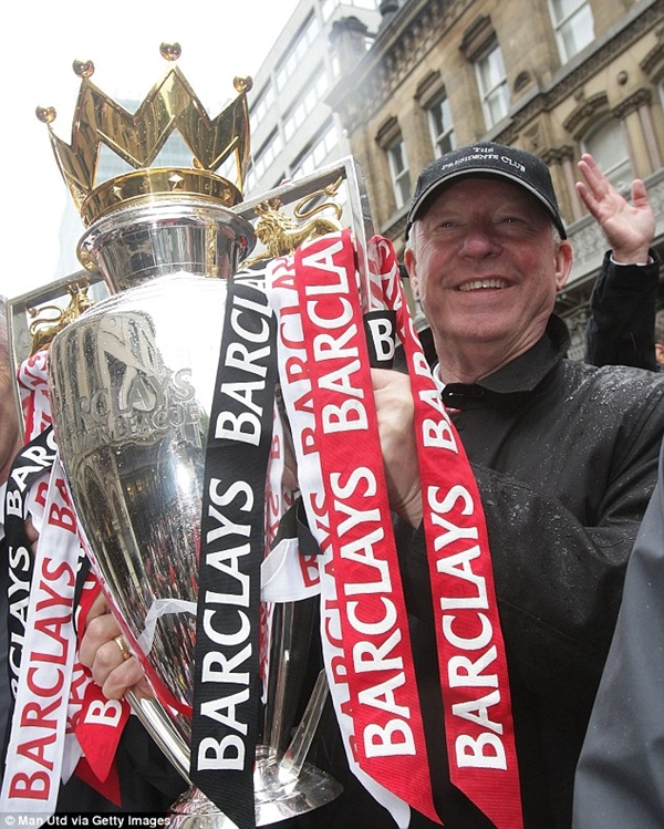 Sir Alex Ferguson tạm biệt c&aacute;c học tr&ograve;, David Moyes tr&ecirc;n đường tới MU 9
