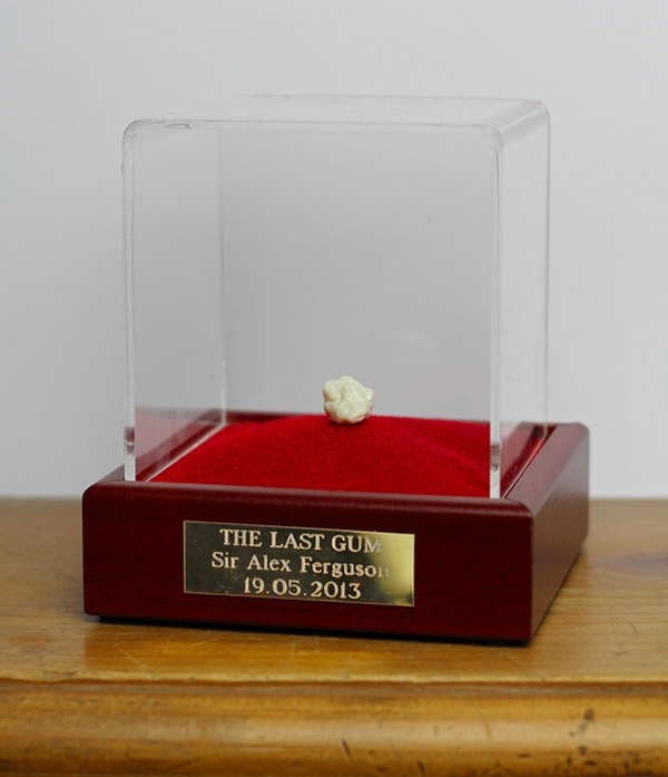 Bã kẹo của Sir Alex Ferguson được bán đấu giá 3