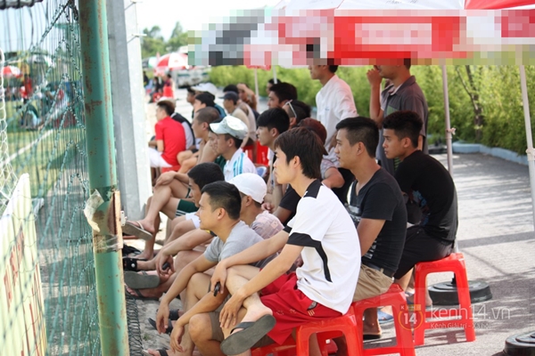 Khán giả đội nắng tới sân xem sao bóng đá "tắt điện" trước dân "phủi" 2