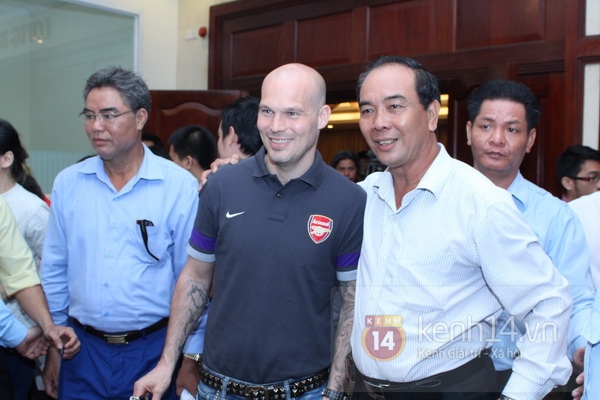 Cựu sao Arsenal thú nhận thích "mực nướng và phở Việt Nam" 7