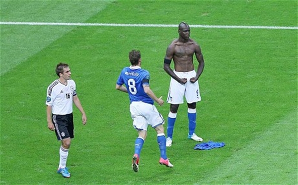 Nhóc 5 tuổi "khoe cơ bắp" như Balotelli 4