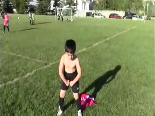 Nhóc 5 tuổi "khoe cơ bắp" như Balotelli 3