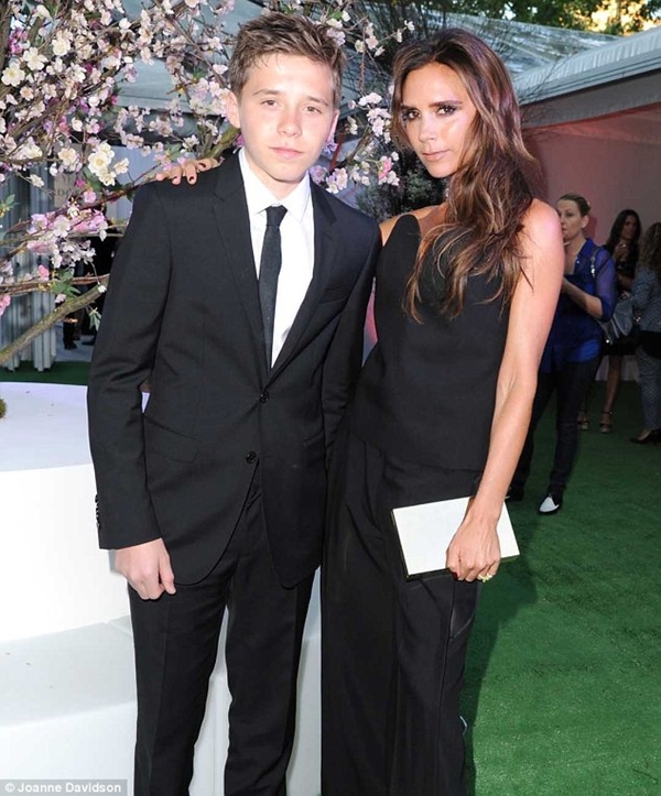 Brooklyn Beckham lịch lãm đưa mẹ đi dự tiệc 6