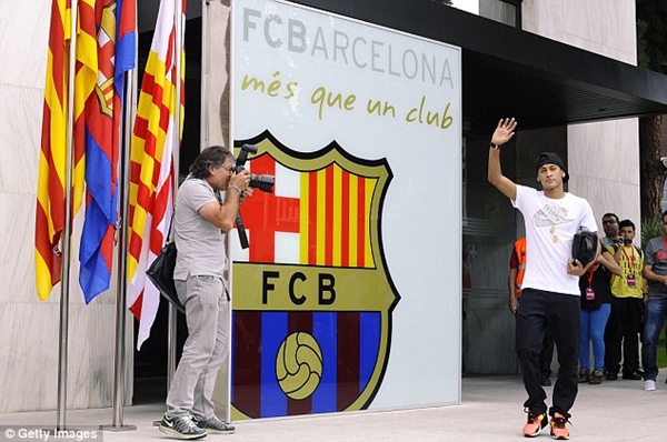 Thần đồng Neymar tươi cười ra mắt sân Nou Camp 5