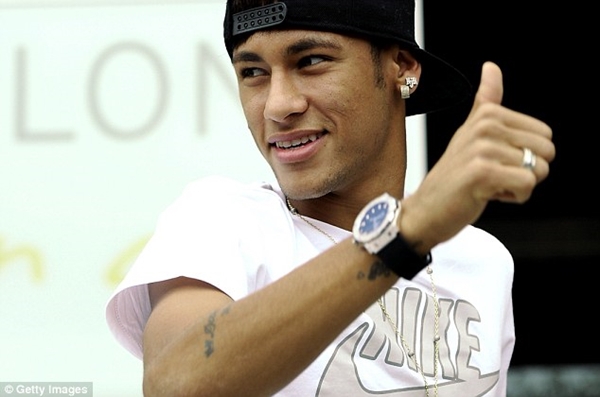 Thần đồng Neymar tươi cười ra mắt sân Nou Camp 6