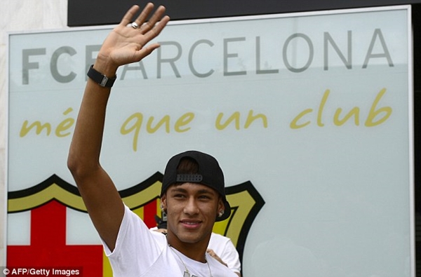 Thần đồng Neymar tươi cười ra mắt sân Nou Camp 8