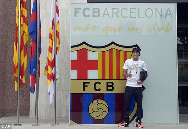 Thần đồng Neymar tươi cười ra mắt sân Nou Camp 9