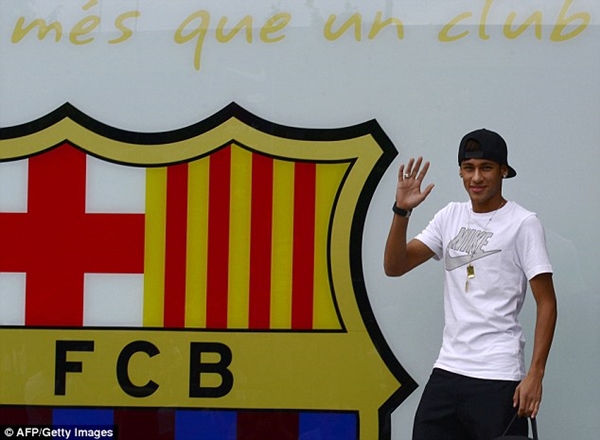 Thần đồng Neymar tươi cười ra mắt sân Nou Camp 10