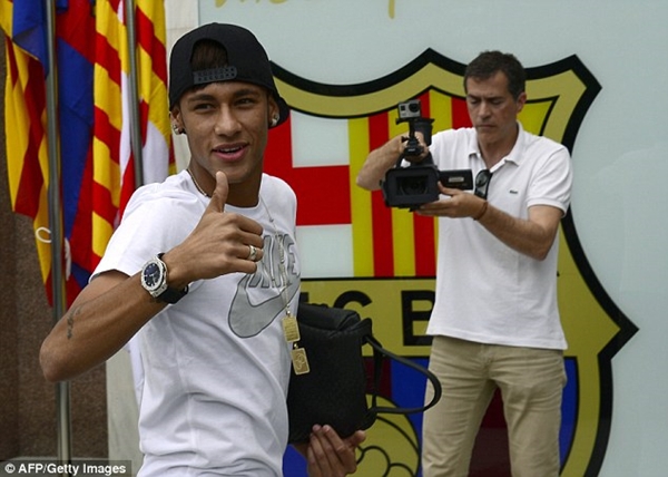Thần đồng Neymar tươi cười ra mắt sân Nou Camp 11
