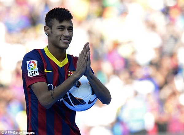 Thần đồng Neymar tươi cười ra mắt sân Nou Camp 28